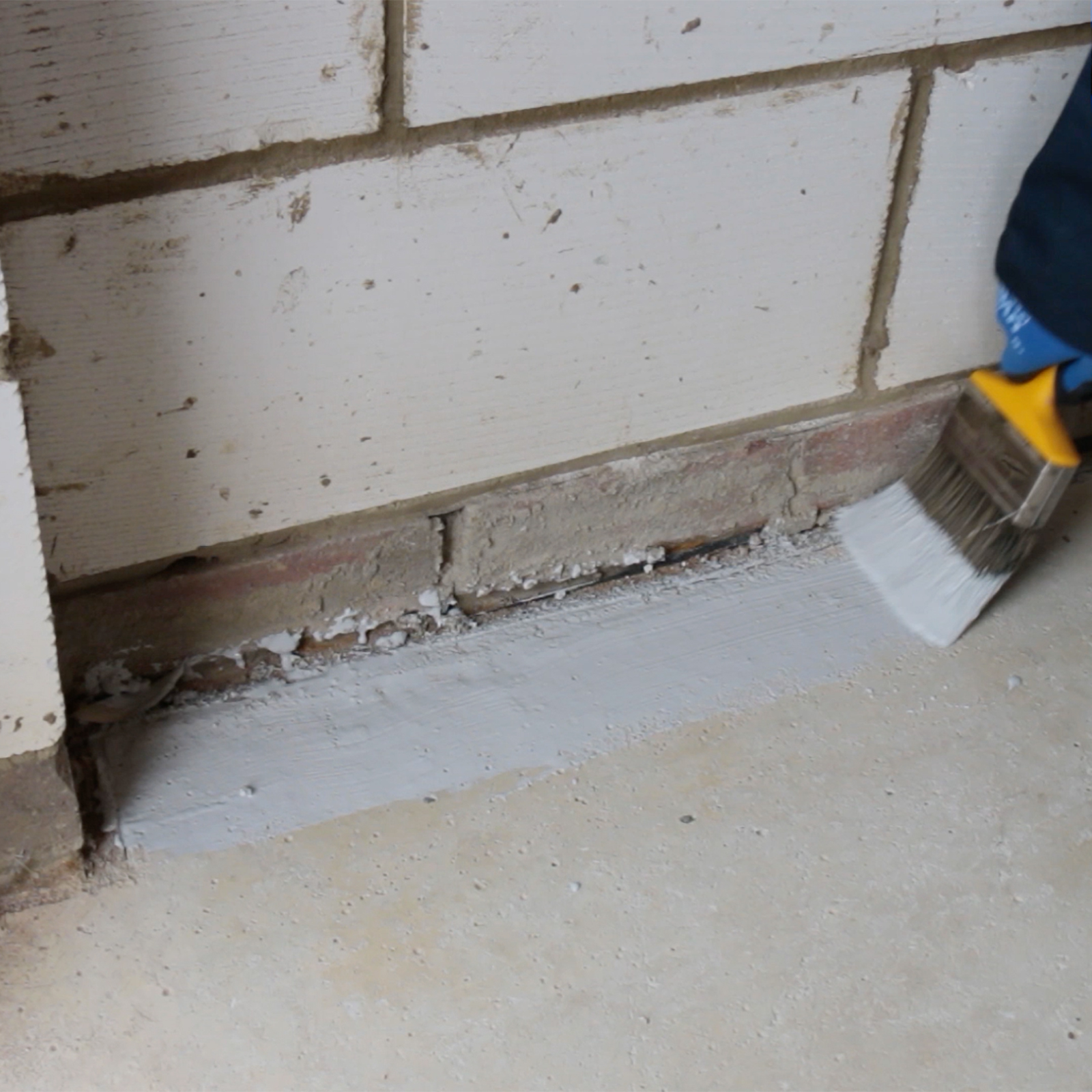 Tragen Sie die erste Schicht mit einem Pinsel auf