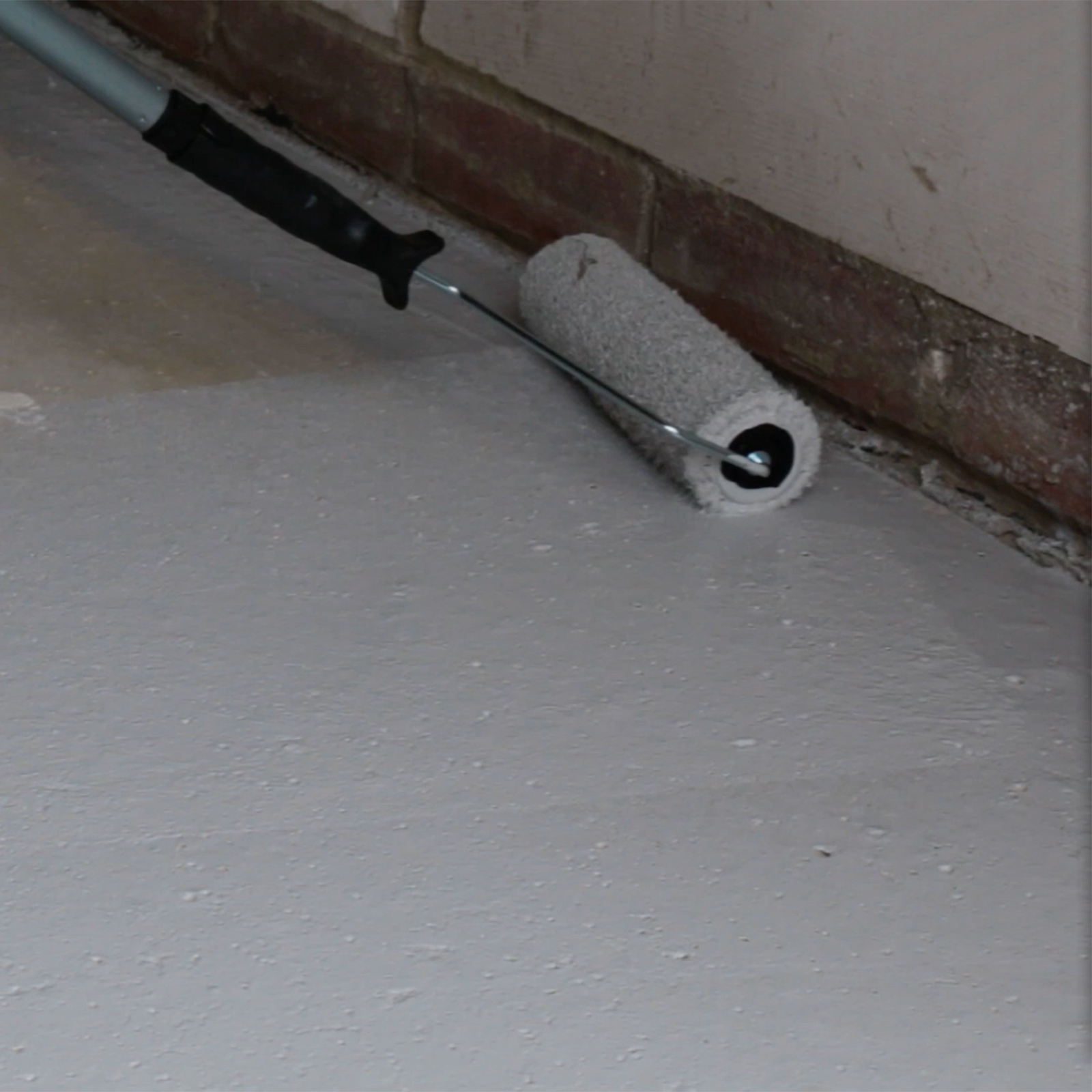 Tragen Sie die zweite Schicht mit einem Roller auf