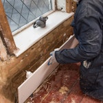 Bringen sie die Gipsplatten an der Wand an