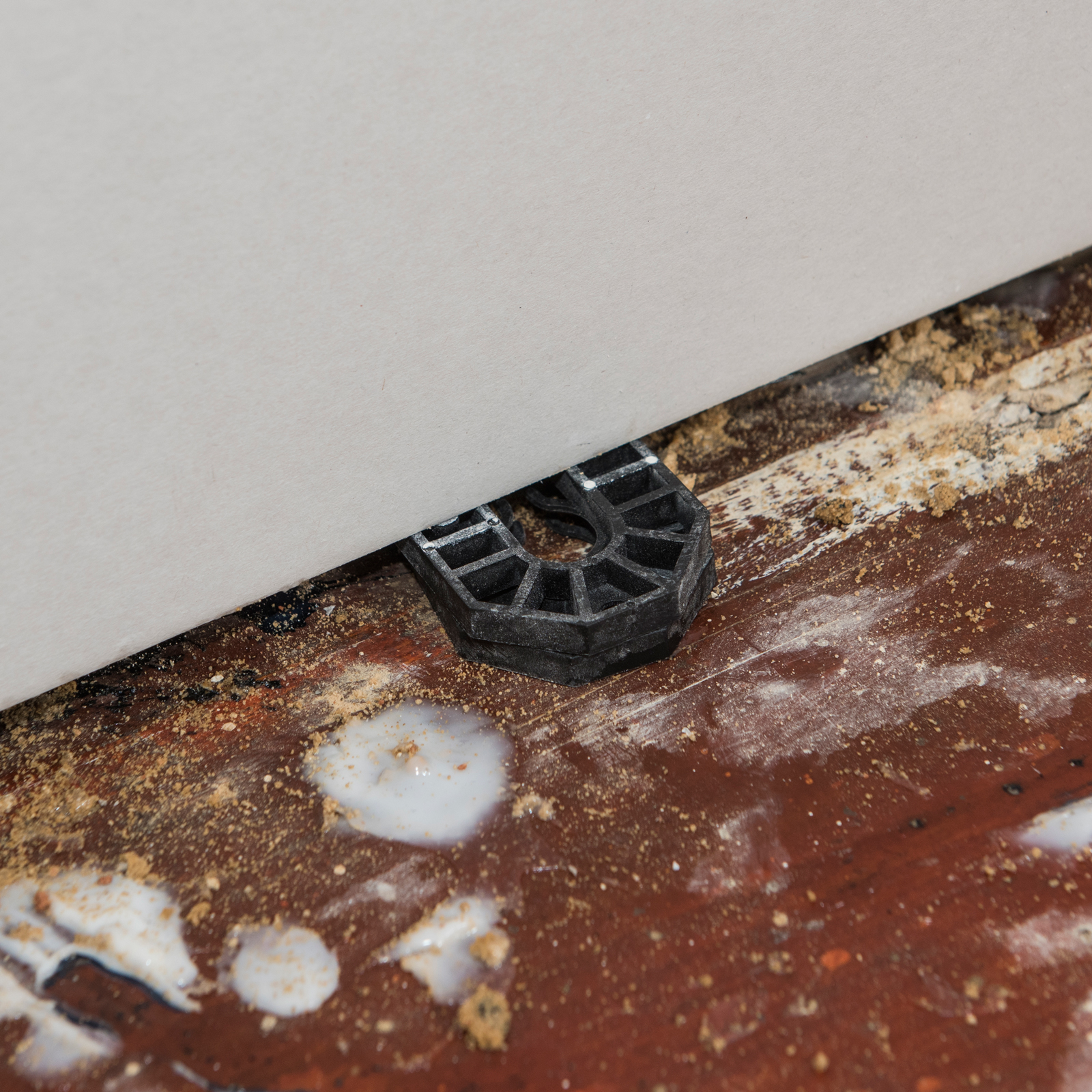 Stützen Sie den Gipskarton ab