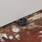 Stützen Sie den Gipskarton ab