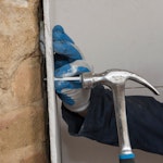 Sichern Sie die Gipsplatten mit Befestigungsstopfen an der Wand