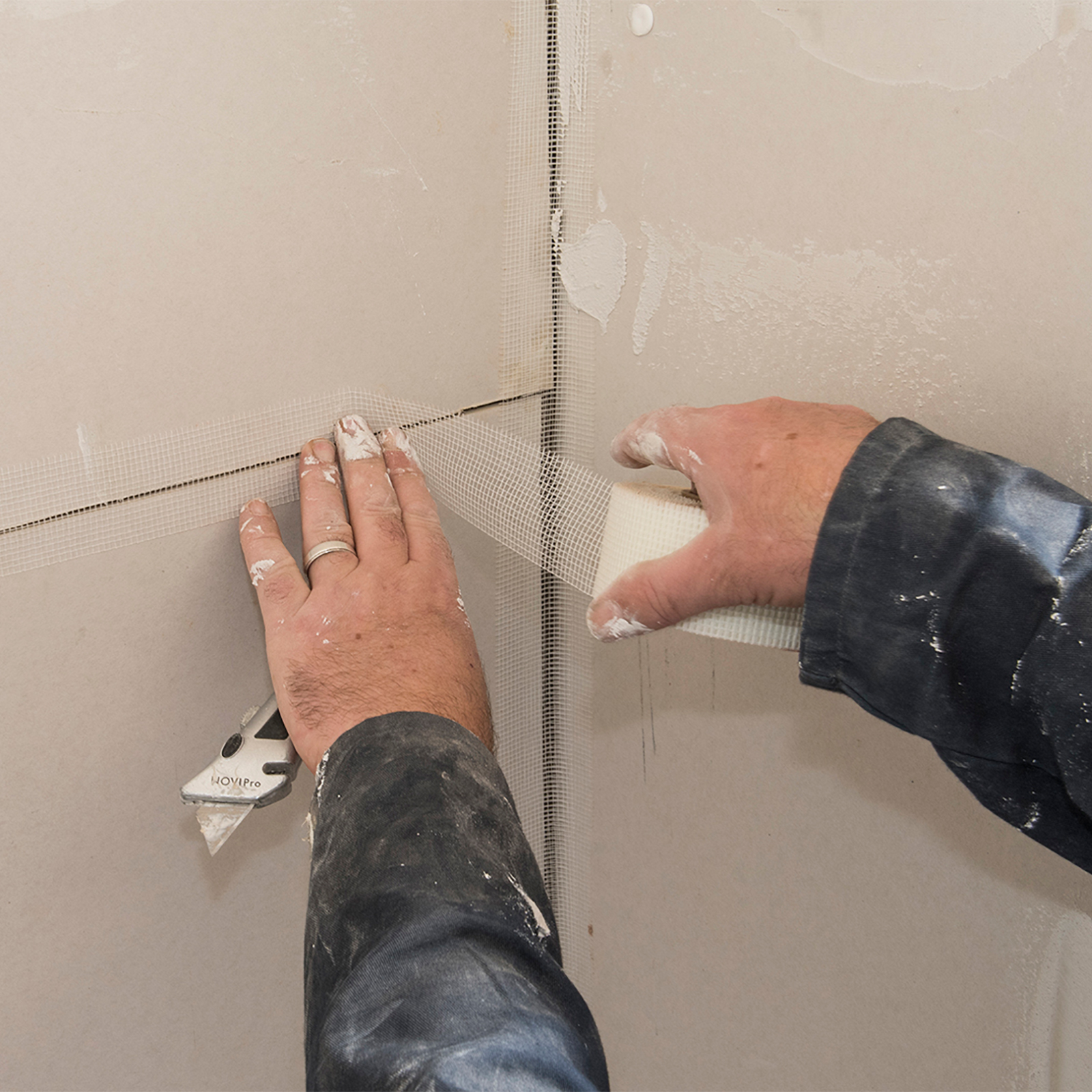 Gewebeklebeband über allen Kartonverbindungen anbringen