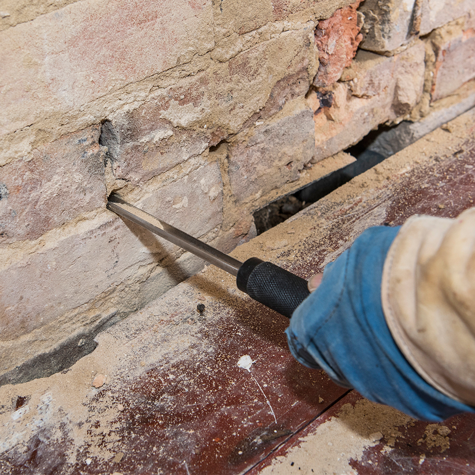 Schutt von den Bohrlöchern entfernen