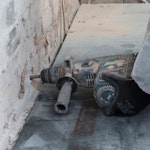 Bohrlöcher zur Vorbereitung für die Dryzone Creme bohren