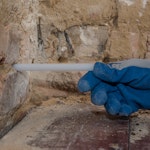 Horizontalsperre normal anbringen