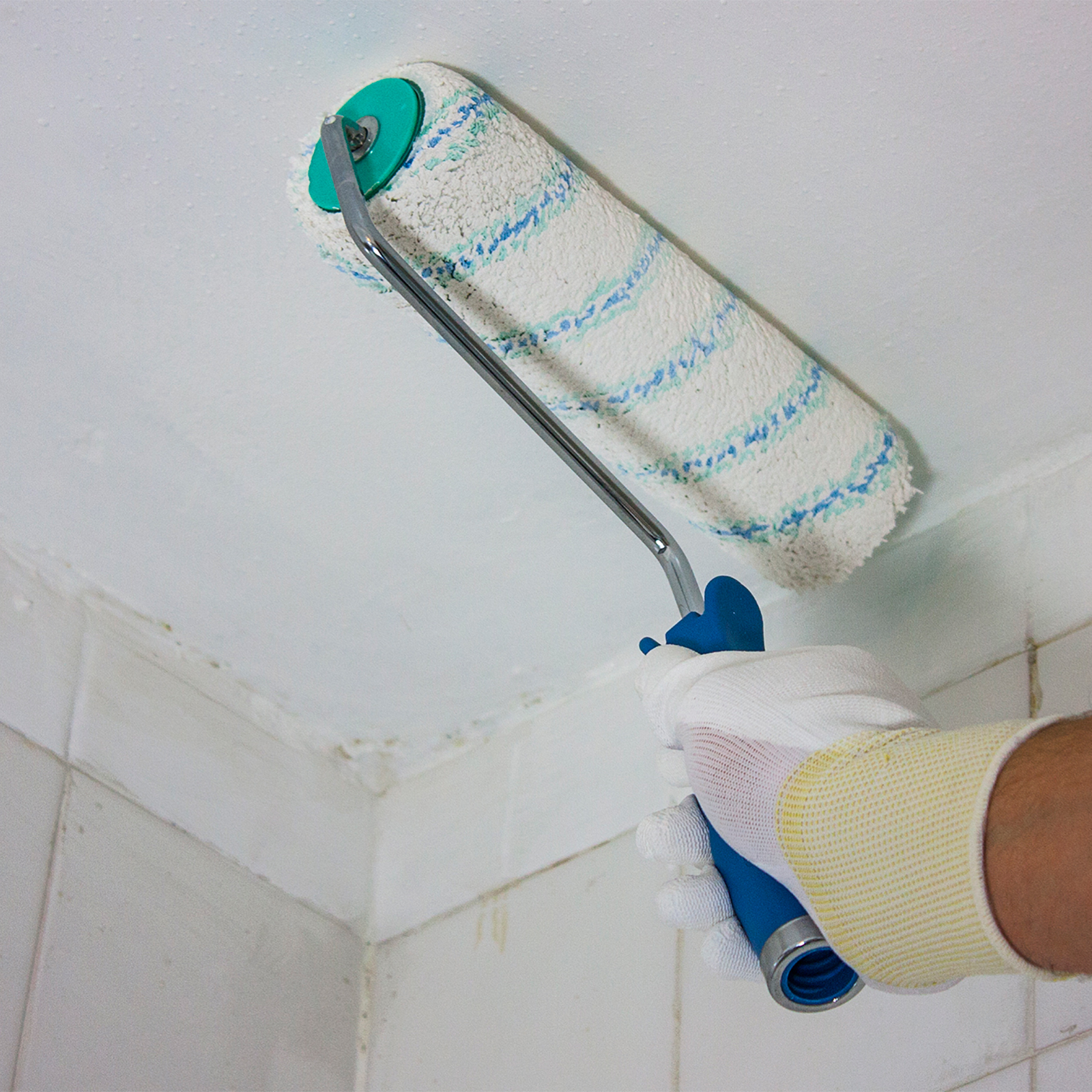 Zwei Schichten Dryzone Schimmelresistente Emulsionsfarbe auftragen