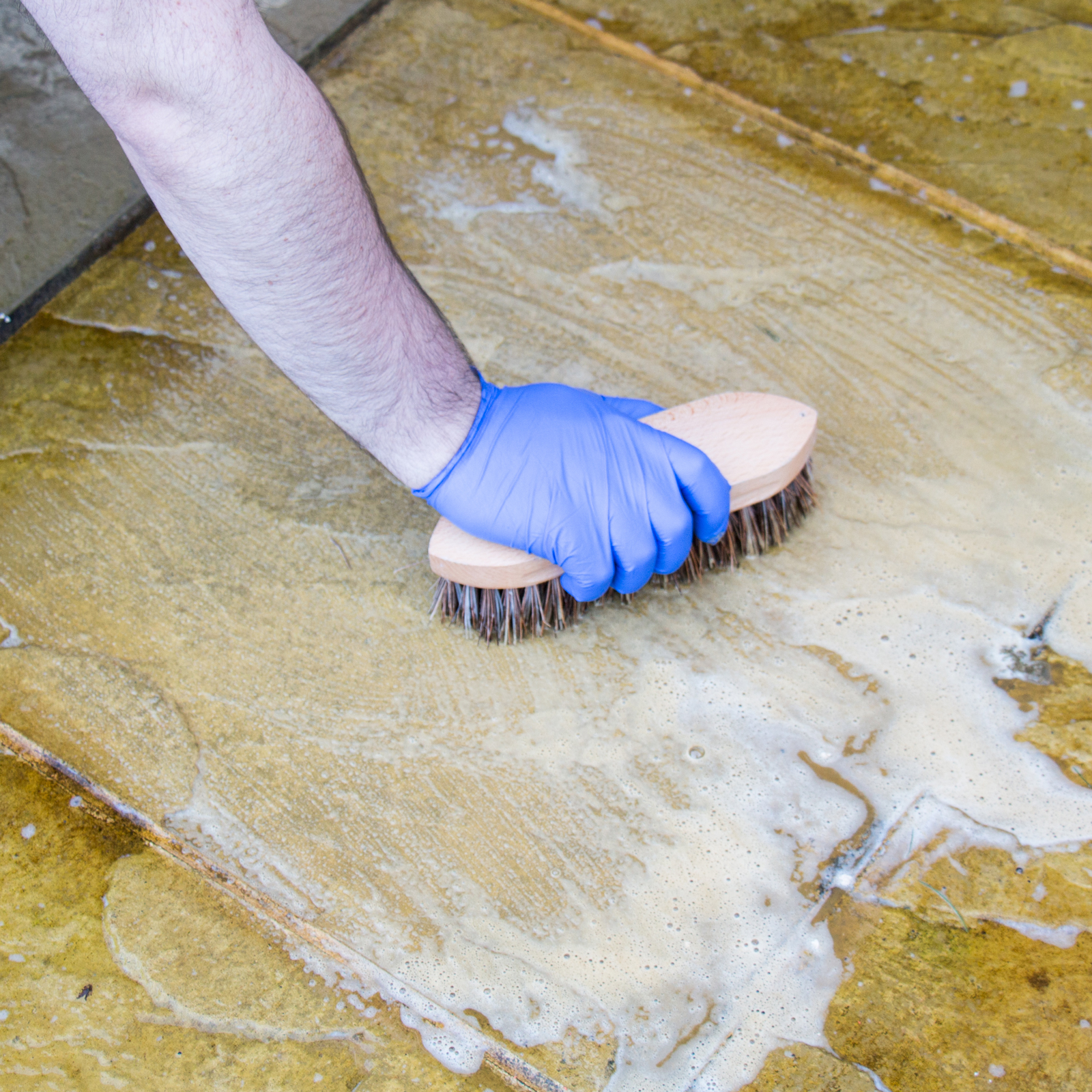 Stellen mit einer harten Bürste scheuern