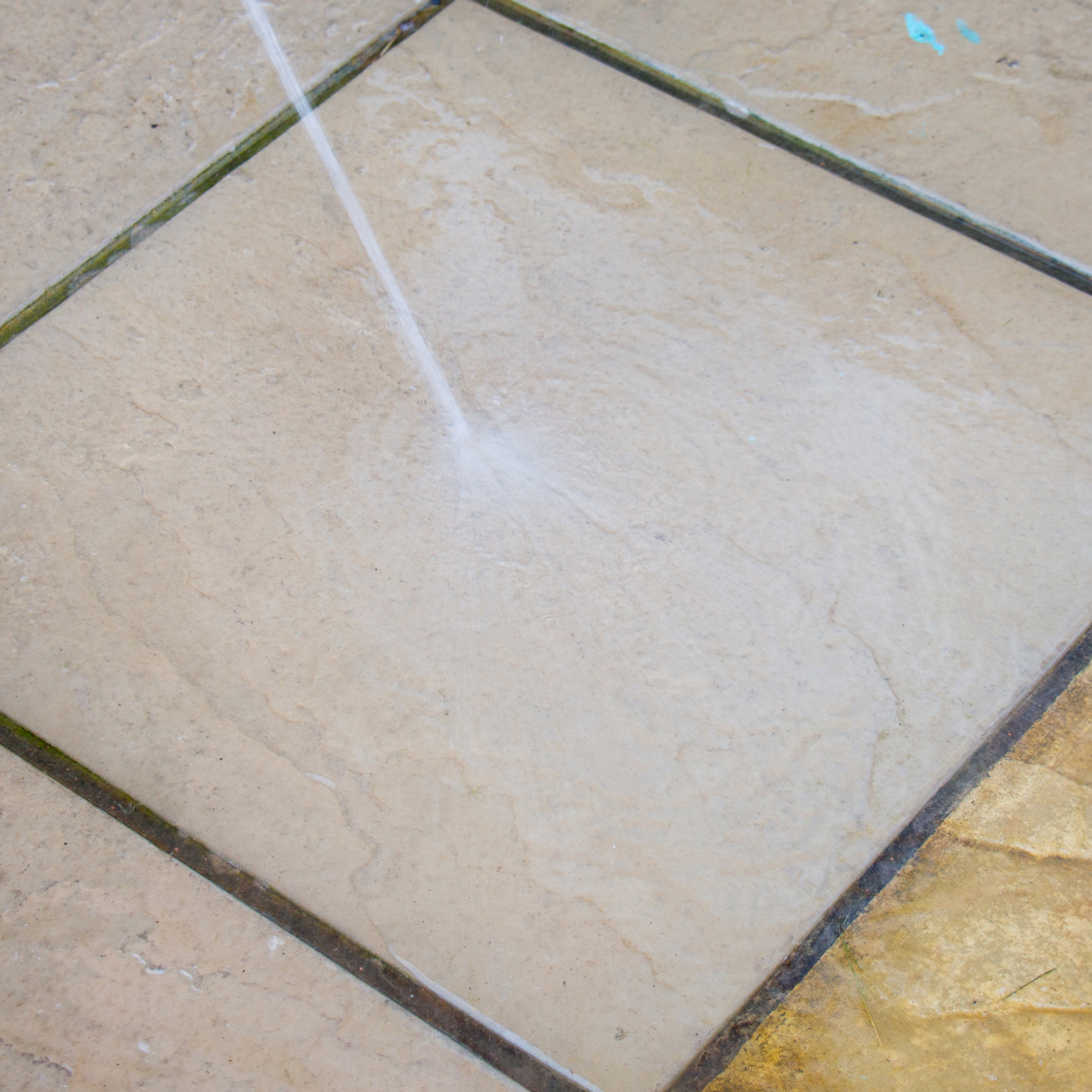 Mit sauberem Wasser spülen